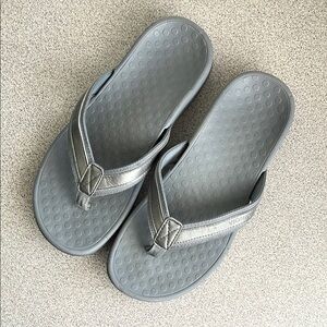 Vionic Tide ll metallic, pewter, flip-flop sandals